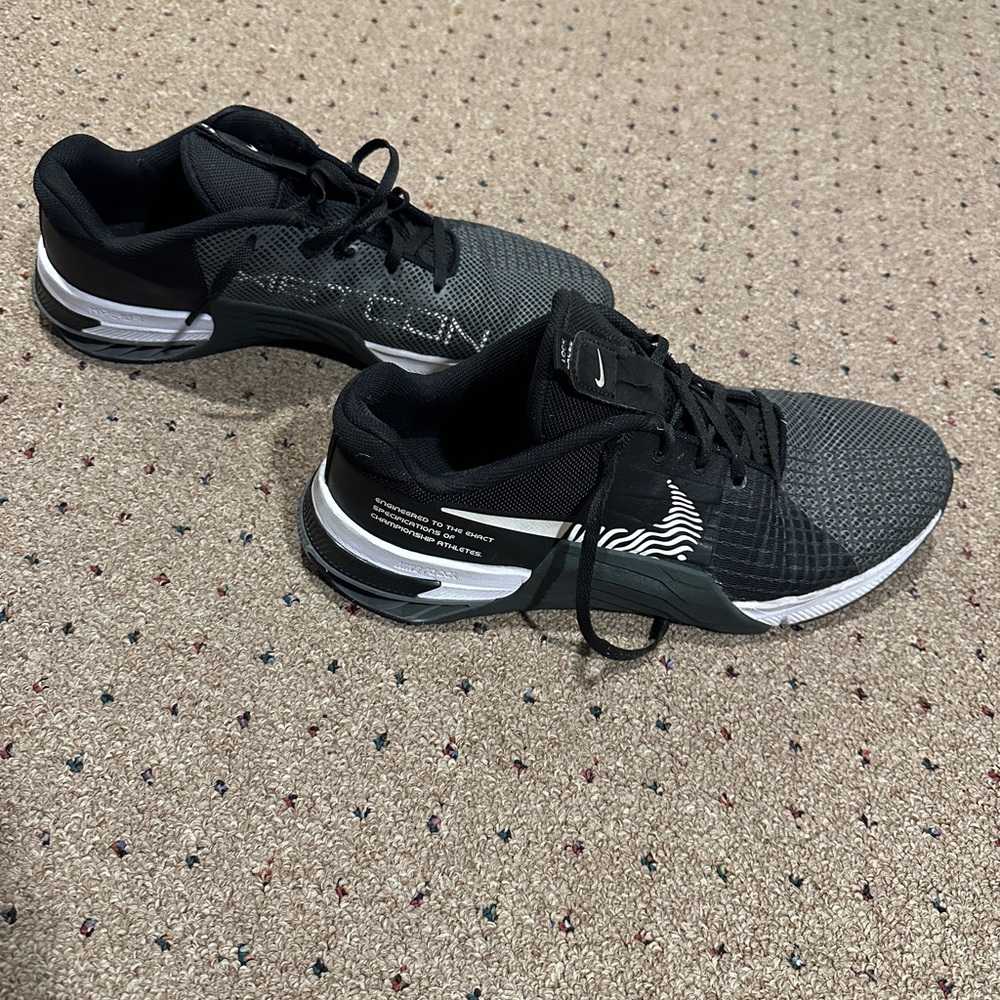 Nike Men's Black and Gray Metcon 8